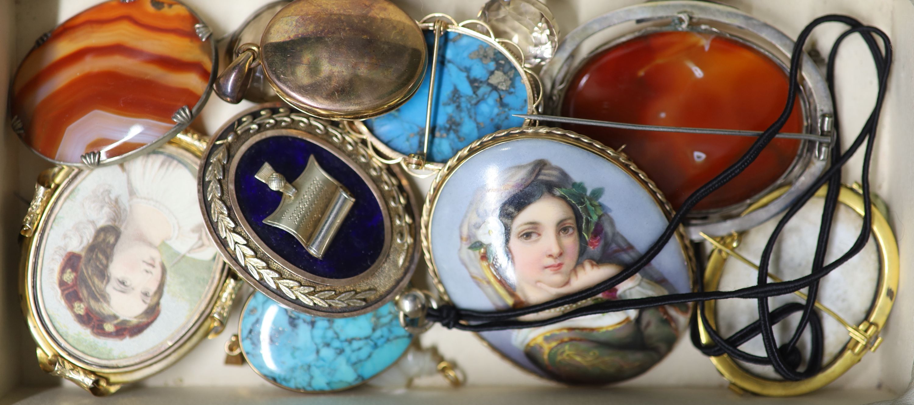 Assorted jewellery including gilt metal pendants, brooches etc and a late Victorian silver locket.